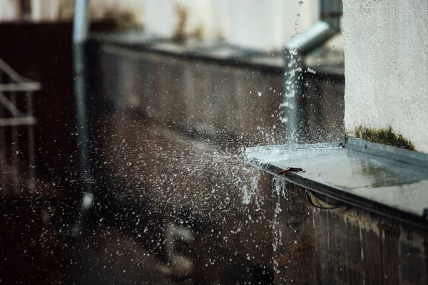 Falling Raindrops Break Ledge Splashes Running Water Drainpipe Roof Building — Stock Photo, Image