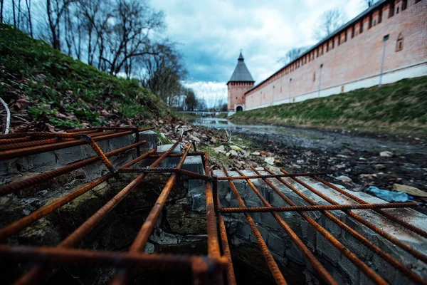 Stary Wyschnięty Staw Błocie Śmieciach Opuszczony Park Pobliżu Starej Twierdzy — Zdjęcie stockowe