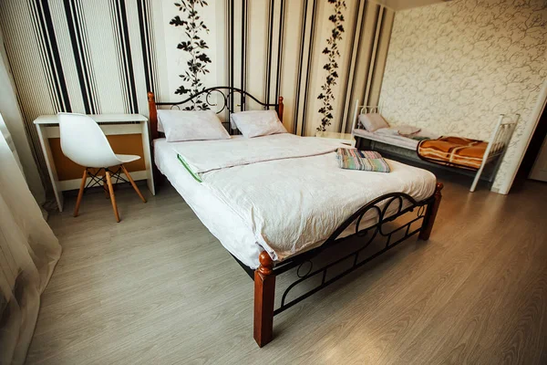 Een Opgemaakte Bed Het Appartement Dubbel Gezellig Bed Minimalistisch Interieur — Stockfoto