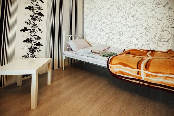 Pościelone Łóżko Mieszkaniu Podwójne Przytulne Łóżko Minimalistyczne Wnętrze Mieszkania Jasnych — Zdjęcie stockowe