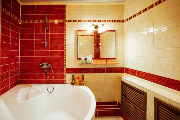 Uma Casa Banho Com Uma Banheira Enorme Casa Banho Acolhedora — Fotografia de Stock