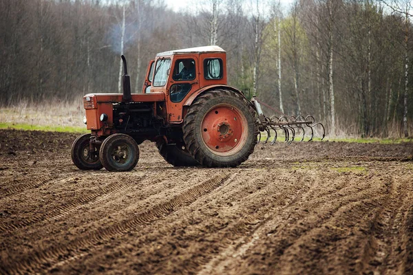 Tracteur Laboure Champ Préparation Terres Agricoles Pour Plantation Une Charrue — Photo