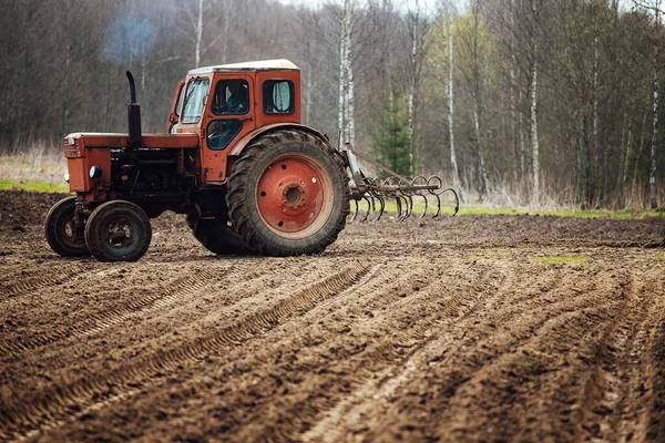 Een Tractor Ploegt Een Veld Voorbereiding Van Landbouwgrond Voor Aanplant — Stockfoto