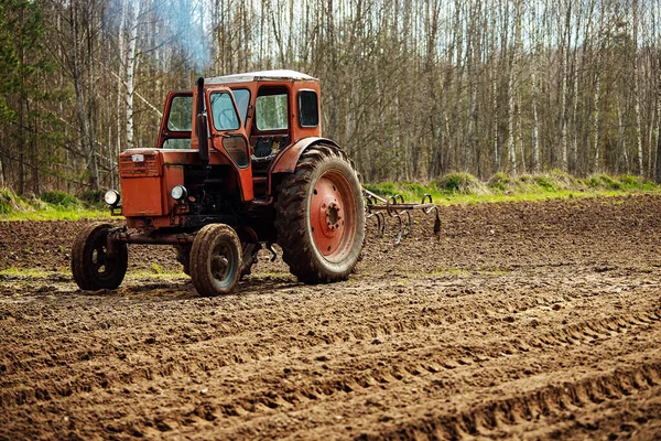 Tracteur Charrue Laboure Les Terres Pour Plantation Plantes Agricoles Agriculteur — Photo