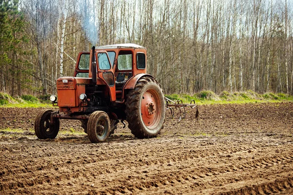 Trator Arado Arado Terra Para Plantio Plantas Agrícolas Agricultor Cultiva — Fotografia de Stock