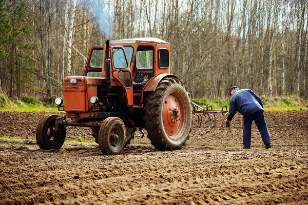 Ploeg Trekker Ploegt Het Land Voor Het Planten Van Landbouwgewassen — Stockfoto