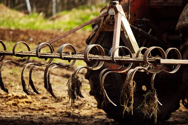 犁耕机犁地种植农作物 农民在春天耕种土地播种 机械化机器的铁犁 — 图库照片