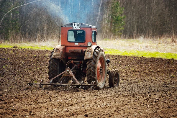 Een Tractor Ploegt Een Veld Voorbereiding Van Landbouwgrond Voor Aanplant — Stockfoto