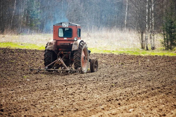 Trator Limpa Campo Preparação Terras Agrícolas Para Plantação Arado Mecânico — Fotografia de Stock