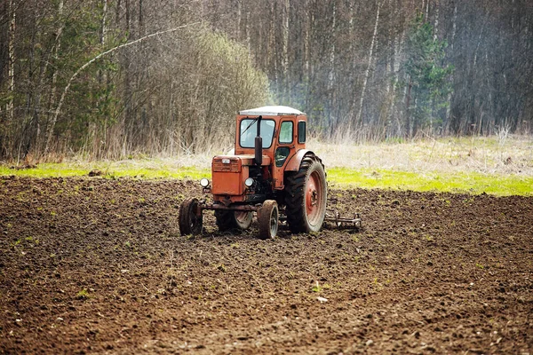 Een Tractor Ploegt Een Veld Voorbereiding Van Landbouwgrond Voor Aanplant — Stockfoto