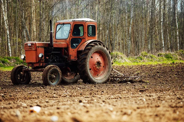 Een Tractor Ploegt Een Veld Voorbereiding Van Landbouwgrond Voor Aanplant — Stockfoto