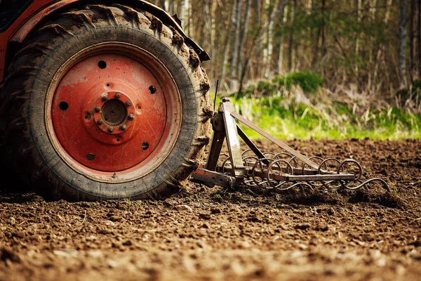 Ploeg Trekker Ploegt Het Land Voor Het Planten Van Landbouwgewassen — Stockfoto