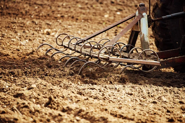 Ploeg Trekker Ploegt Het Land Voor Het Planten Van Landbouwgewassen — Stockfoto