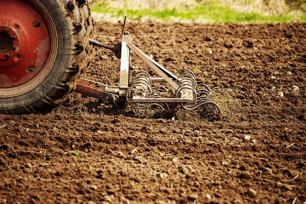 Ploeg Trekker Ploegt Het Land Voor Het Planten Van Landbouwgewassen — Stockfoto