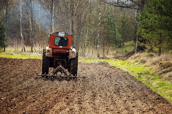Tracteur Laboure Champ Préparation Terres Agricoles Pour Plantation Une Charrue — Photo