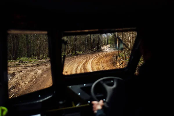 Conductor Está Conduciendo Todo Terreno Vista Desde Interior Coche Cuatro — Foto de Stock