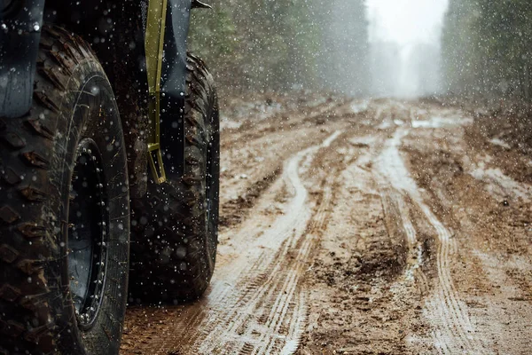 Véhicule Tout Terrain Quatre Roues Motrices Traverse Forêt Travers Boue — Photo