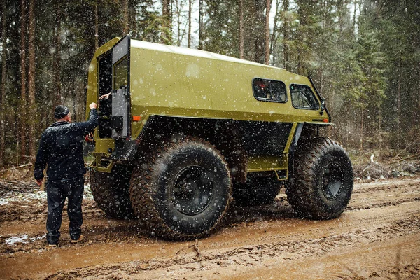 Veicolo Fuoristrada Quattro Ruote Motrici Attraversa Foresta Attraverso Fango Suv — Foto Stock