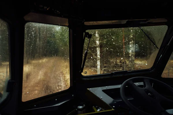 Conductor Está Conduciendo Todo Terreno Vista Desde Interior Coche Cuatro — Foto de Stock