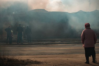 Yangın binayı yok ediyor. İtfaiye yanan evin üzerine su döktü. İnsanlar yangından ve dumandan dolayı boğuluyor. yangın kurbanları