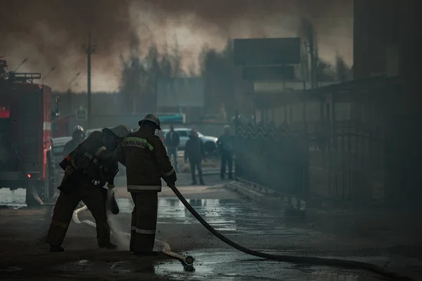 Команда Рятувальників Гасить Пожежу Будинку Пожежники Наливають Воду Бурхливе Полум — стокове фото