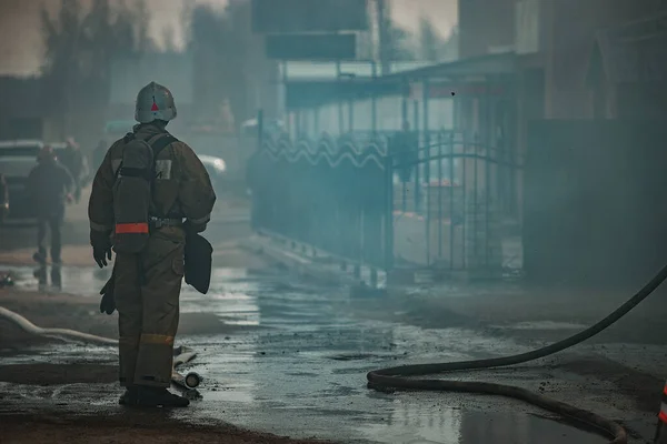 Ein Rettungsteam Löscht Einen Brand Dem Haus Feuerwehrleute Gießen Wasser — Stockfoto