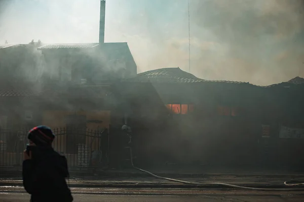 Fire Destroys Building Fire Brigade Pours Water Burning House People — Stock Photo, Image