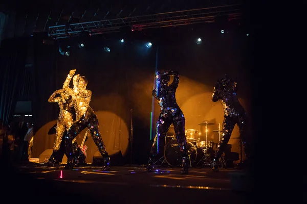 Uma Beleza Incrível Desempenho Artistas Dançarinos Palco Fogo Artifício Com — Fotografia de Stock