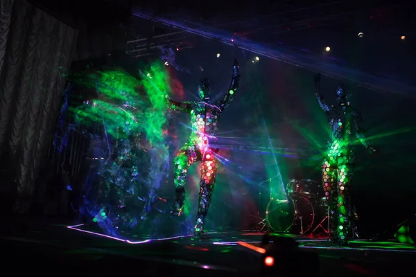 예술가들 무용수들의 공연의 놀라운 아름다움 Led 수트와 레이저가 파이어 의상에 — 스톡 사진