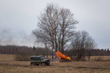 Kamp ateşi yüzünden bir insanın sebep olduğu bir yangın. Kuru otların üzerinde büyüyen bir alev. Doğal bir felaket. İtfaiyeciler duman ve sis içinde yangını söndürmeye çalışıyorlar.