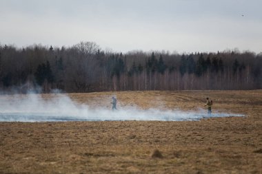 Kamp ateşi yüzünden bir insanın sebep olduğu bir yangın. Kuru otların üzerinde büyüyen bir alev. Doğal bir felaket. İtfaiyeciler duman ve sis içinde yangını söndürmeye çalışıyorlar.