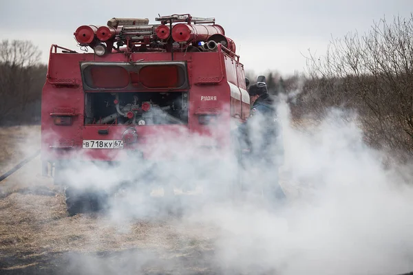 Стрічка Вогню Полі Пожежна Бригада Гасить Вогонь Водою Пожежного Шланга — стокове фото