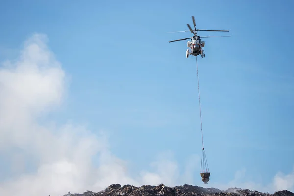 Вертолет Уничтожает Горящую Свалку Пожар Свалке Экологическая Катастрофа Токсичный Дым — стоковое фото