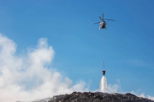 Вертолет Уничтожает Горящую Свалку Пожар Свалке Экологическая Катастрофа Токсичный Дым — стоковое фото