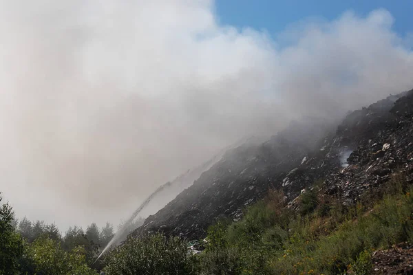 Camion Scarica Tonnellate Spazzatura Una Discarica Fumo Tossico Smog Nelle — Foto Stock