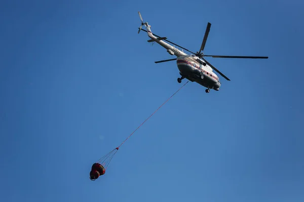 Helicóptero Extingue Aterro Chamas Incêndio Num Aterro Desastre Ambiental Fumaça — Fotografia de Stock