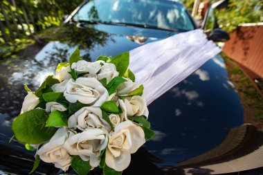 Güzel tasarımcı düğün buketi. Renkli taze çiçekler birbiri ile birleşir. Sevgililer için düğün töreni süslemesi