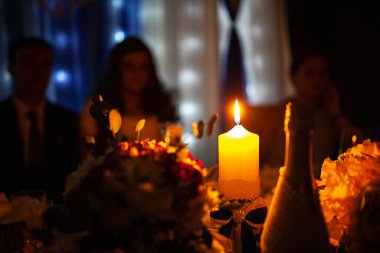 Güzel el yapımı düğün pastası. Restoranda yeni evlilerin misafirleri için tatlı şeyler var. Düğün töreninin tamamlanması. Bisküvi lezzeti