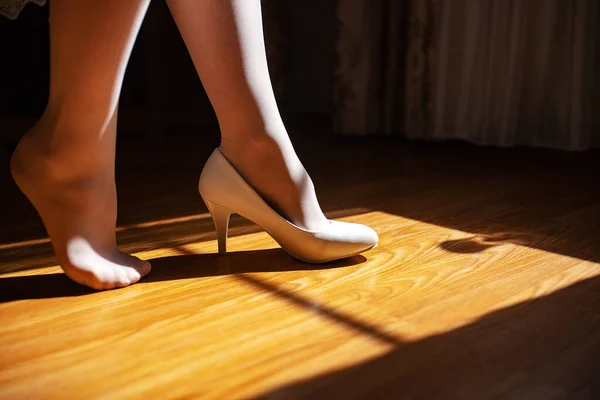 Piedi Della Sposa Sono Scarpe Calze Preparativi Matrimonio Mattino Bella — Foto Stock