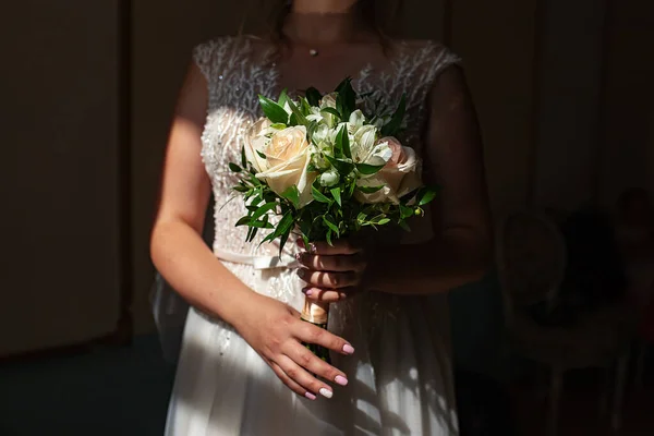 Noiva Noivo Estão Segurando Buquê Casamento Flores Lindamente Decoradas Cerimônia — Fotografia de Stock
