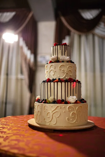 美しい手作りウェディングケーキ ニューヨークのお客様のためにレストランで甘いお菓子 結婚式の完了 ビスケット珍味 — ストック写真