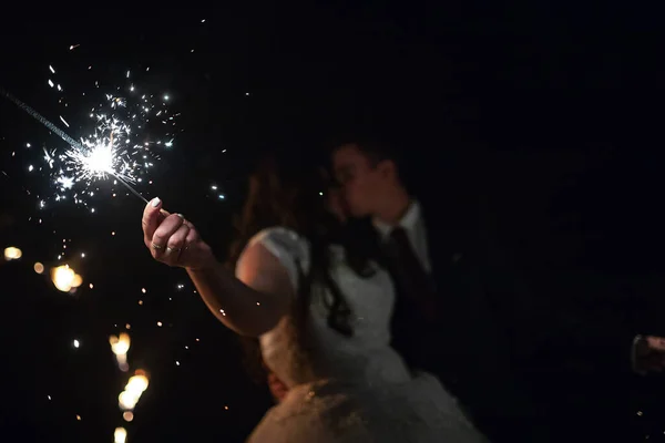 Amoureux Tiennent Des Étincelles Brûlantes Dans Leurs Mains Étincelles Une — Photo