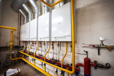 Tesisteki gaz boru hattı. Enerji hammaddelerinin baskı altında taşınması için sarı boru hattı. İşlem şirketindeki iletişim boruları ağı