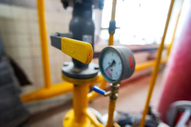 Tesisteki gaz boru hattı. Enerji hammaddelerinin baskı altında taşınması için sarı boru hattı. İşlem şirketindeki iletişim boruları ağı