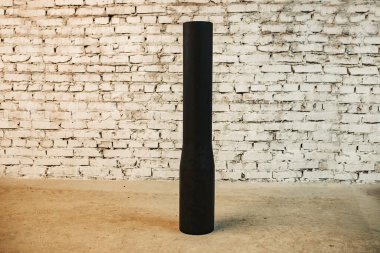 Farklı çaplarda siyah silindirik plastik borular stokta. Boru tesislerinin ürünlerinin sergilenen örnekleri. Yeraltı hizmetleri için polimer borular