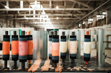 Fabrikada üretilen ısı yalıtımlı borulardan örnekler sergileniyor. Paslanmaz maddeler ve polimer bileşenlerden yapılmış modern boru hattı. Sergi standında kanalizasyon ve iletişim.