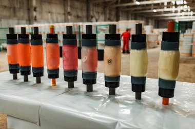 Fabrikada üretilen ısı yalıtımlı borulardan örnekler sergileniyor. Paslanmaz maddeler ve polimer bileşenlerden yapılmış modern boru hattı. Sergi standında kanalizasyon ve iletişim.