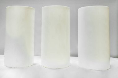 Farklı çaplarda siyah silindirik plastik borular stokta. Boru tesislerinin ürünlerinin sergilenen örnekleri. Yeraltı hizmetleri için polimer borular