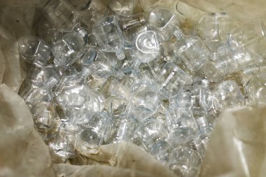 Geri dönüşüm için toplanmış boş plastik şişelerle dolu bir çanta. Plastiğin ikincil hammadde olarak kullanılması. Çevreye ve çevreye önem vermek. Plastik atık geri dönüşüm için hazır
