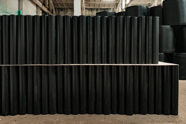 Armazém Plástico Preto Tubos Metal Uma Fábrica Para Produção Oleodutos — Fotografia de Stock